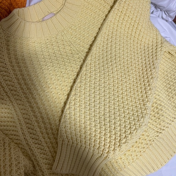 Beautiful H&M sweater perfect for fall size women medium - Picture 3 of 3